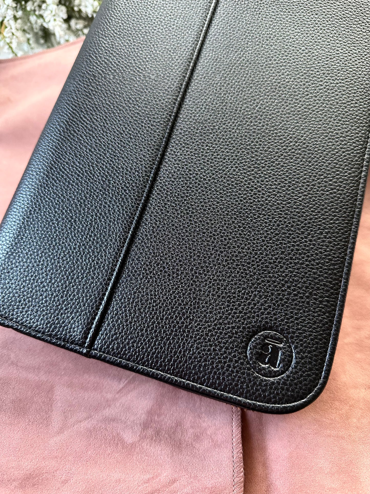 The Classic Black Luxe Pen Case w/ 1 FREE pen!
